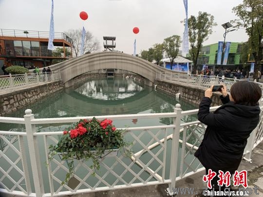 該橋位于上海智慧灣科創(chuàng)園?！】涤裾?攝