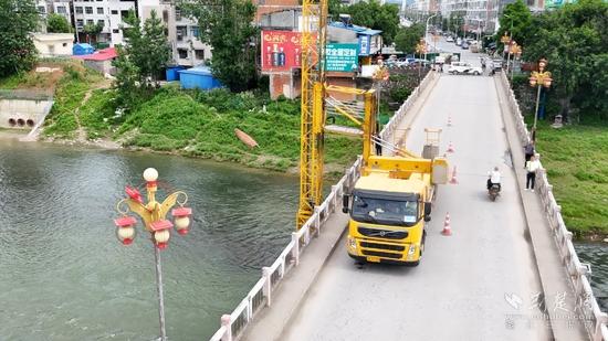 湖北崇陽邀請橋梁檢測專家團隊，對崇陽大橋、崇陽三橋等進行深度“體檢”