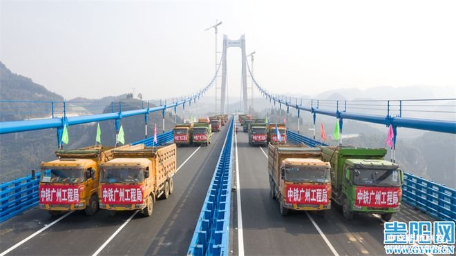 壯觀！甕安至開(kāi)陽(yáng)高速公路開(kāi)州湖特大橋進(jìn)行荷載試驗(yàn)
